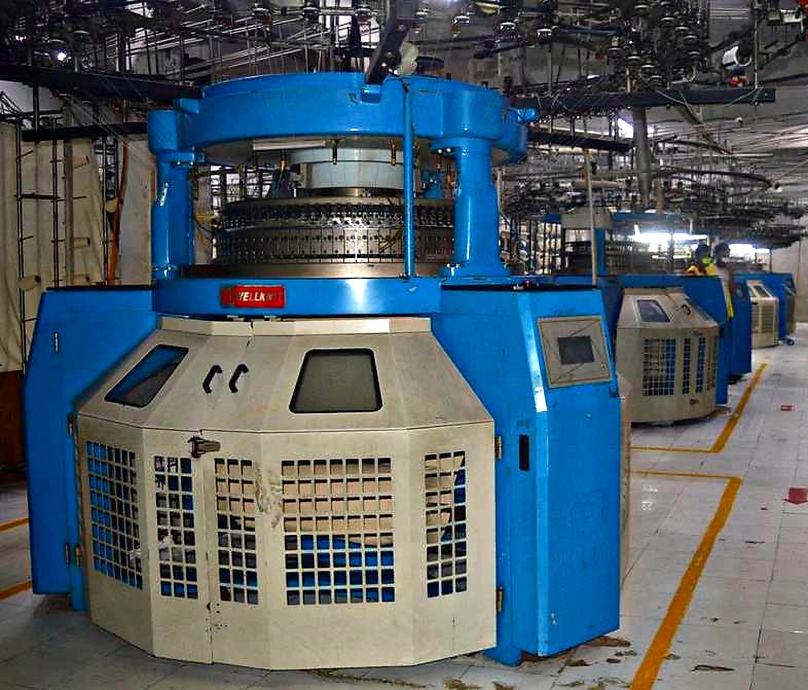 Circular knitting machine on the knitting floor